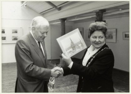 In de Vishal ontvangt Burgemeester E.Schmitz het boek Haarlems Tekenschrift van mr. H.C.van der Mije