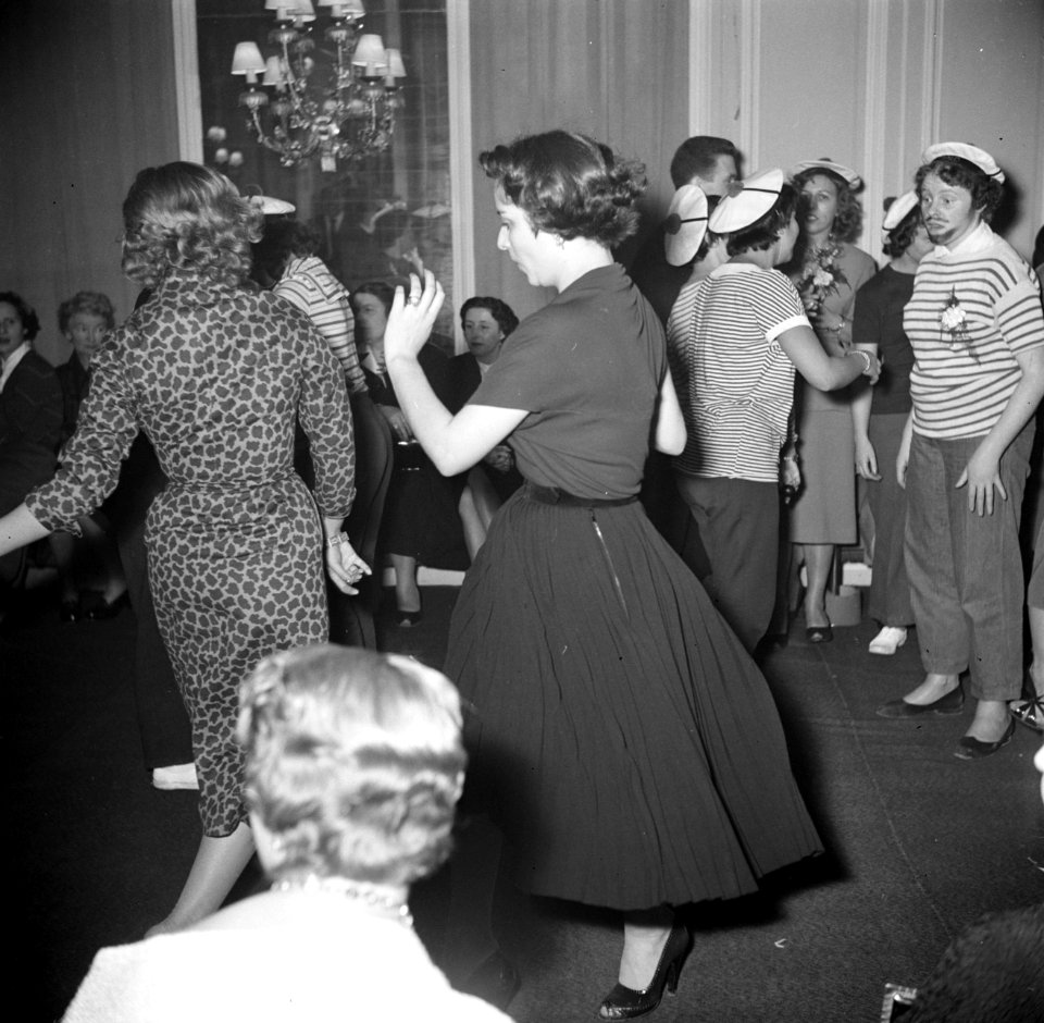 In de salons van de grote modehuizen dansen de meisjes met hun gasten, Bestanddeelnr 254-0149