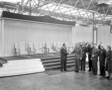 In Eindhoven wordt het voor koningin Juliana bestemde baldakijn overgedragen, Bestanddeelnr 911-1923