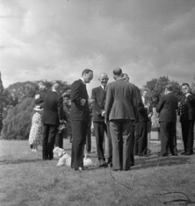 In de tuin van Stubbings House. Prins Bernhard in gesprek met gedecoreerden l, Bestanddeelnr 935-2656
