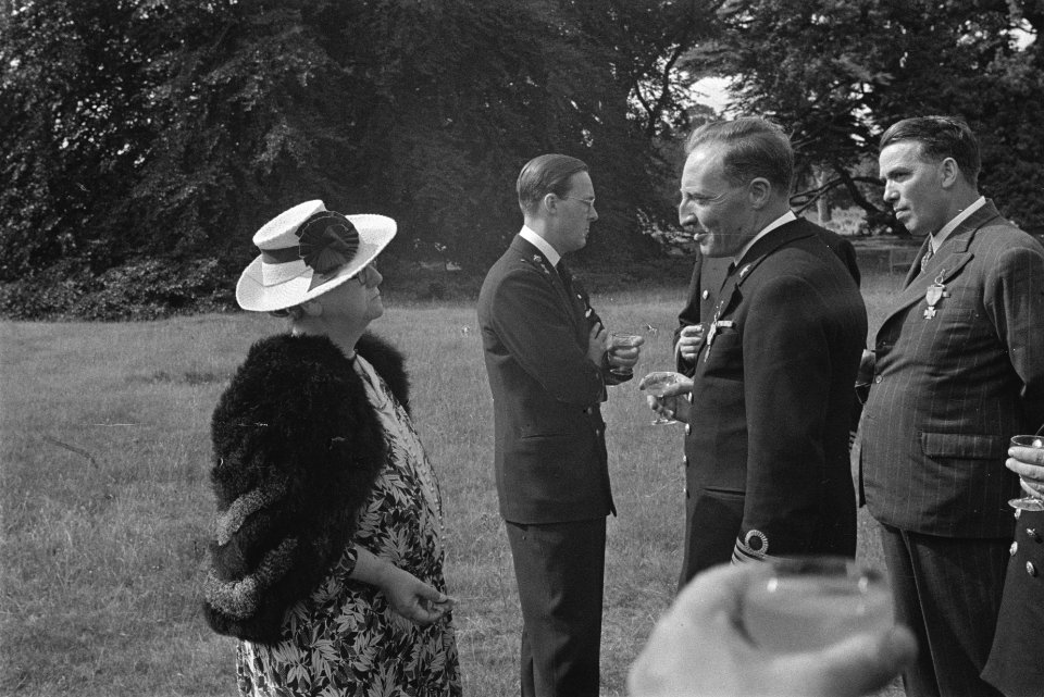 In de tuin van Stubbings House. Prins Bernhard en koningin Wilhelmina in gespre, Bestanddeelnr 935-2666