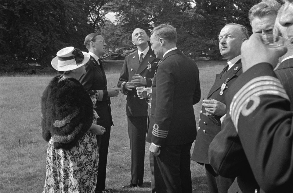 In de tuin van Stubbings House. Prins Bernhard en koningin Wilhelmina in gespre, Bestanddeelnr 935-2664