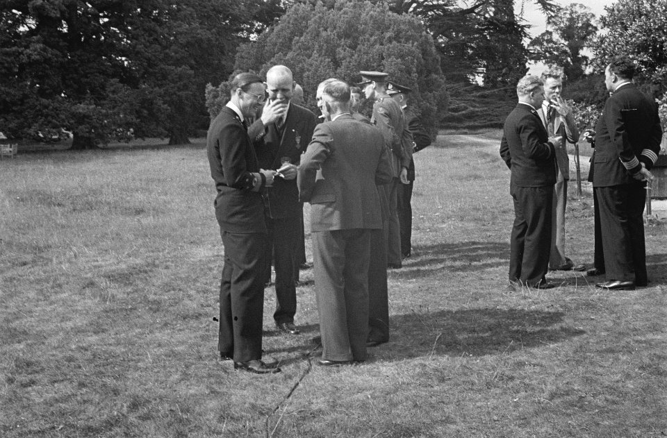 In de tuin van Stubbings House. Prins Bernhard in gesprek met enkele gedecoreer, Bestanddeelnr 935-2663