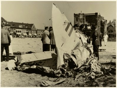 In een weiland langs de Leidsevaart stortte een Firefly vliegtuig van de Marine-Luchtvaartdienst neer. NL-HlmNHA 54004226
