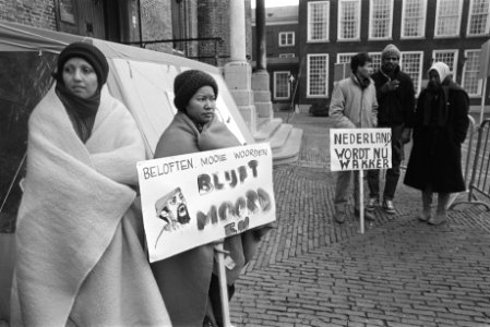 In dekens gehulde demonstranten, Bestanddeelnr 932-7949