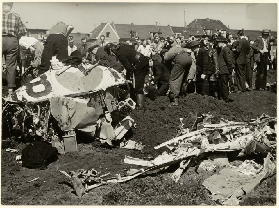 In een weiland langs de Leidsevaart stortte een Firefly vliegtuig van de Marine-Luchtvaartdienst neer. Hier probeert men de piloot uit de graven. NL-HlmNHA 54004225
