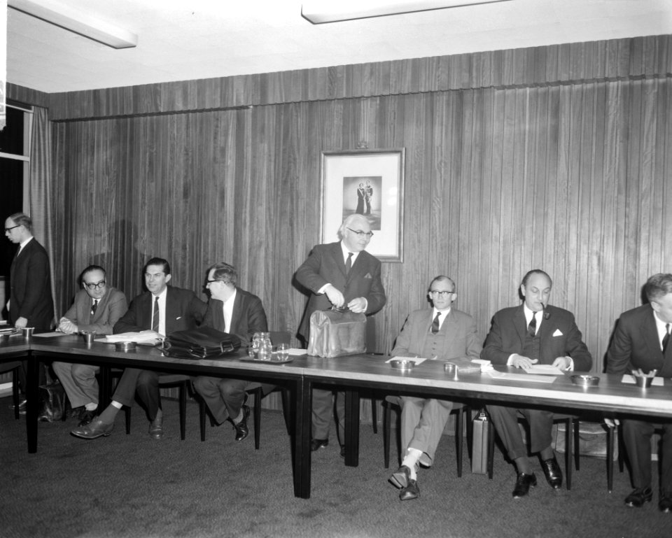 In gebouw van de Directie van de Arbeid te Voorburg overleg tussen regering en h, Bestanddeelnr 915-9843