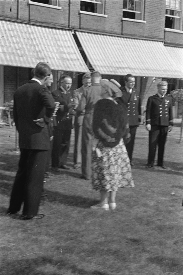 In de tuin van Stubbings House. Koningin Wilhelmina en prins Bernhard in gespre, Bestanddeelnr 935-2670