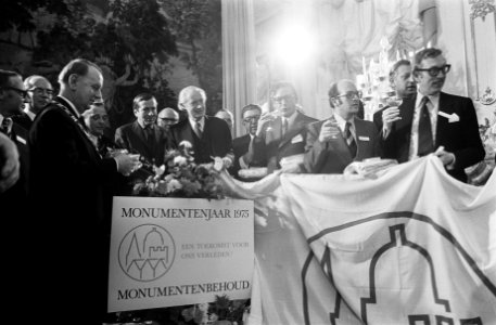 In functie van erevoorzitter Nationaal Comité Monumentenjaar 1975 overhandigde P, Bestanddeelnr 927-6527