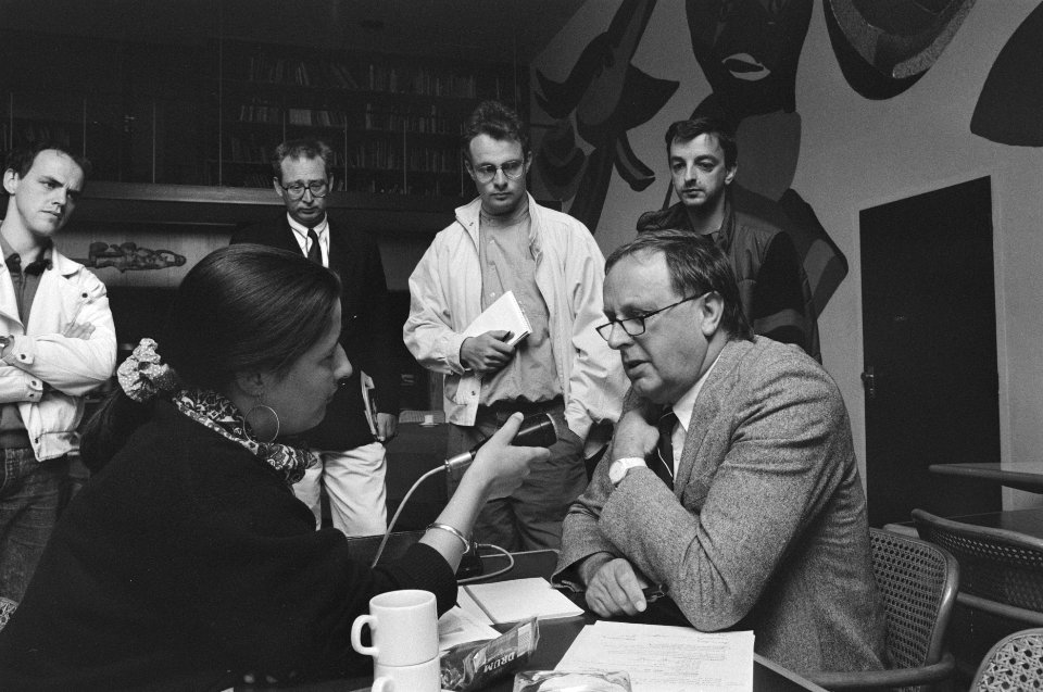 Inbraak in Stedelijk Museum Van Gogh museumdirecteur Wim Beeren (r) tijdens pe, Bestanddeelnr 934-2514