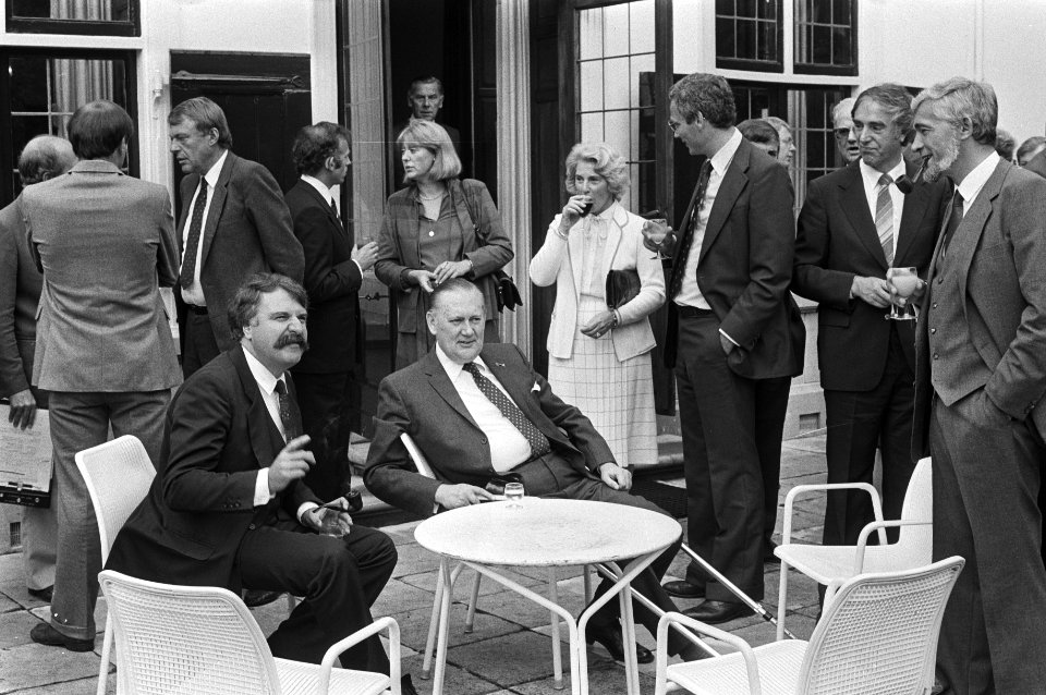 In de tuin van het Catshuis aan tafel André van der Louw en Henk Zeevalking, Han, Bestanddeelnr 931-6742
