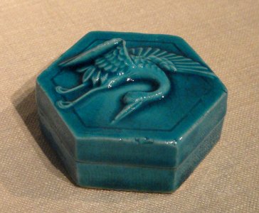 Incense box with design of crane, Japan, Kairakuen ware, Edo period, 1860s AD, porcelain with enamel glaze - Freer Gallery of Art - DSC05476