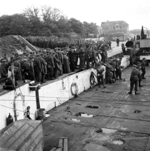 In Den Helder worden de ontwapende Duitse soldaten in LCT boten ingescheept voor, Bestanddeelnr 900-3315