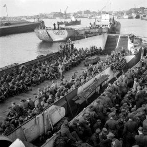 In Den Helder worden de ontwapende Duitse soldaten in LCT boten ingescheept voor, Bestanddeelnr 900-3321