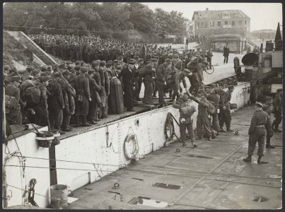 In Den Helder worden de ontwapende Duitse soldaten in LCT boten ingescheept voor, Bestanddeelnr 32012 101