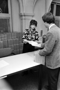 In Den Haag kwam vanmiddag het eindrapport van de parlementaire enquetecommissie, Bestanddeelnr 933-1737