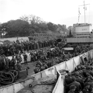 In Den Helder worden de ontwapende Duitse soldaten in LCT boten ingescheept voor, Bestanddeelnr 900-3319