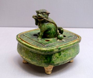 Incense burner with lion-shaped knob, based on a Ming dynasty original, Mino ware, Oribe type, Japan, Edo period, dated 1612 AD, ceramic - Tokyo National Museum - Tokyo, Japan - DSC09003