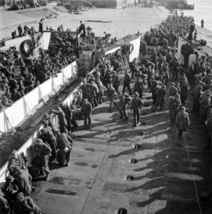 In Den Helder worden de ontwapende Duitse soldaten in LCT boten ingescheept voor, Bestanddeelnr 900-3330