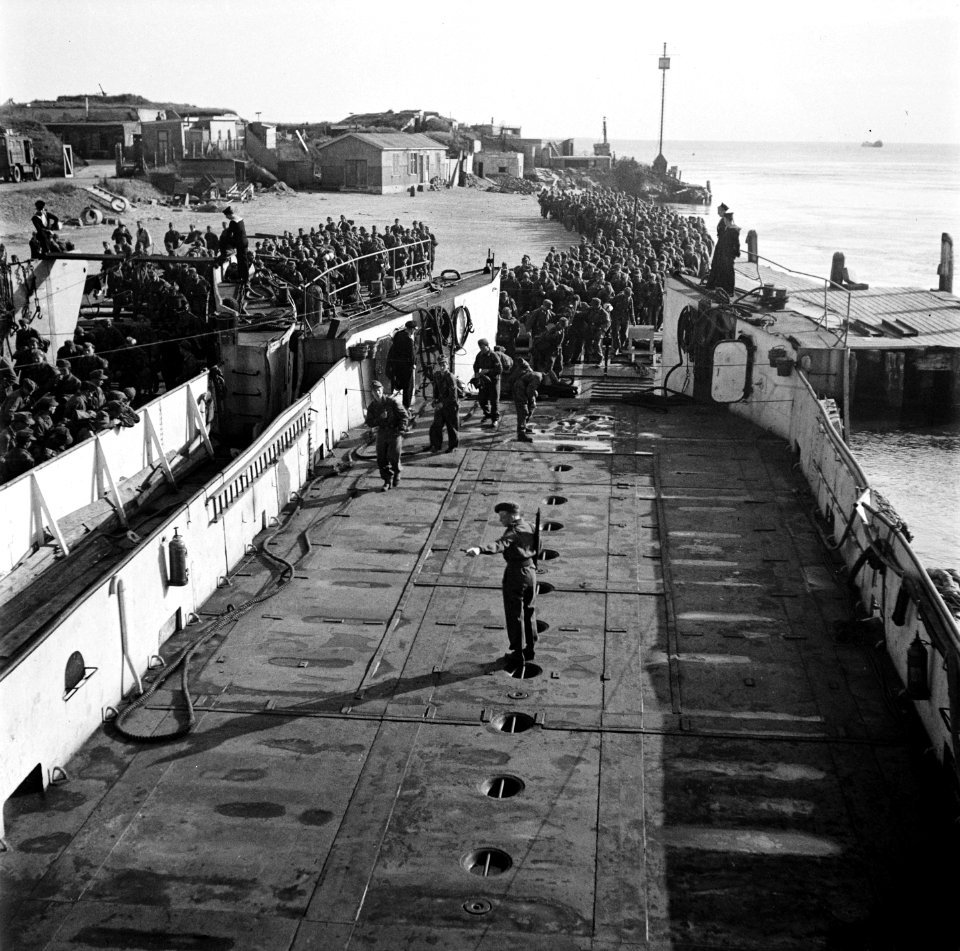 In Den Helder worden de ontwapende Duitse soldaten in LCT boten ingescheept voor, Bestanddeelnr 900-3328