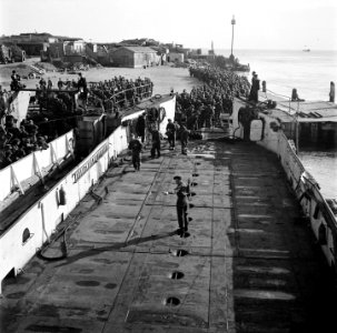 In Den Helder worden de ontwapende Duitse soldaten in LCT boten ingescheept voor, Bestanddeelnr 900-3328