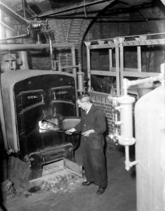 In de stookkelder worden de kachels opgestookt, Bestanddeelnr 901-0814