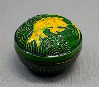 Incense container with rough waves design, by Eiraku Ryozen, Edo period, 1800s AD, ceramic, three-color glaze - Tokyo National Museum - Ueno Park, Tokyo, Japan - DSC08857