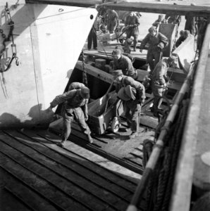 In Den Helder worden de ontwapende Duitse soldaten in LCT boten ingescheept voor, Bestanddeelnr 900-3326