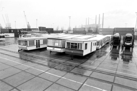 In de Rotterdamse waalhaven staan 43 stacaravans klaar om morgen verscheept te w, Bestanddeelnr 931-2005