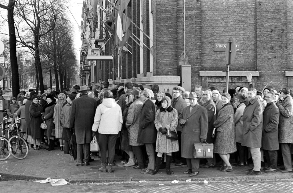 In de rij voor zomervakantie bij Eurotex in de Sarphatistraat, Bestanddeelnr 919-9461