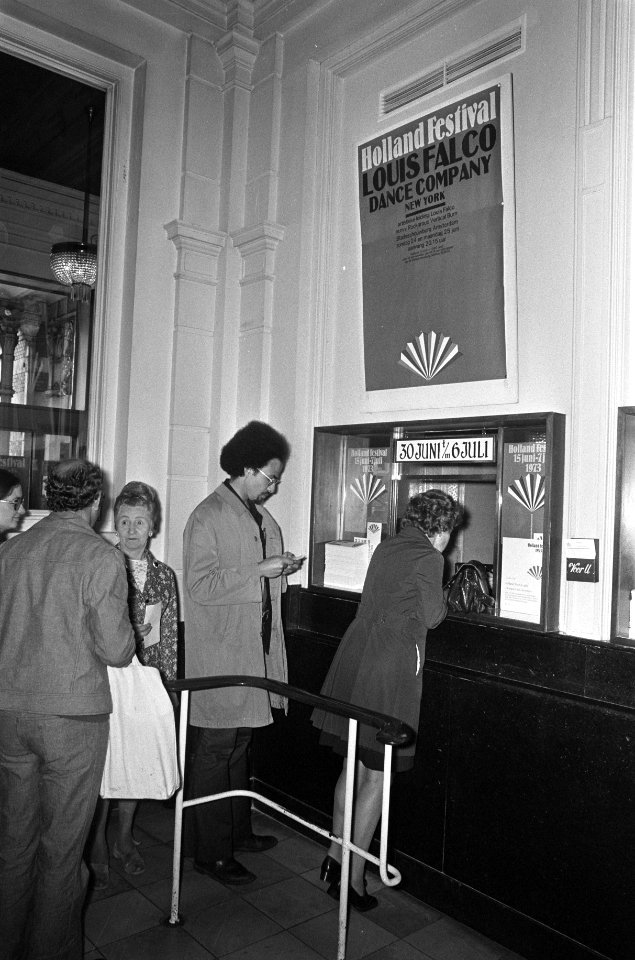In de rij voor kaartjes voor Holland Festival in Stadsschouwburg, Amsterdam, Bestanddeelnr 926-4803