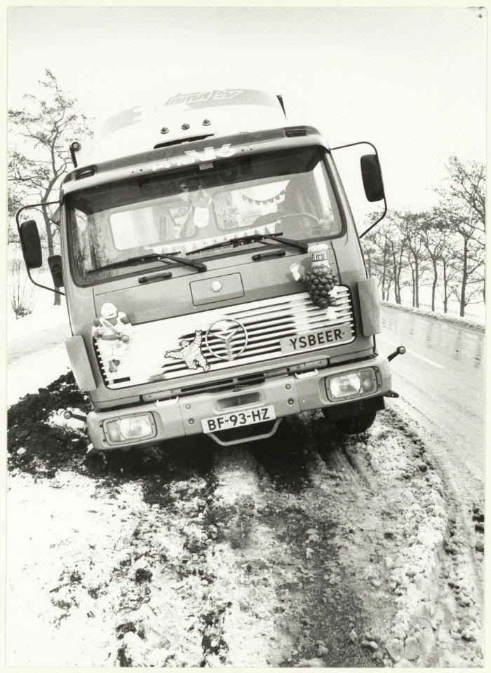 In de sneeuw geslipte vrachtwagen ter hoogte van Cruquius. NL-HlmNHA 54023321