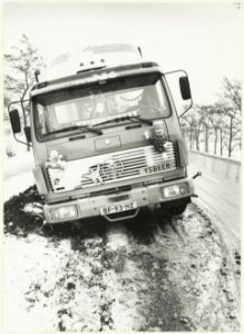 In de sneeuw geslipte vrachtwagen ter hoogte van Cruquius. NL-HlmNHA 54023321