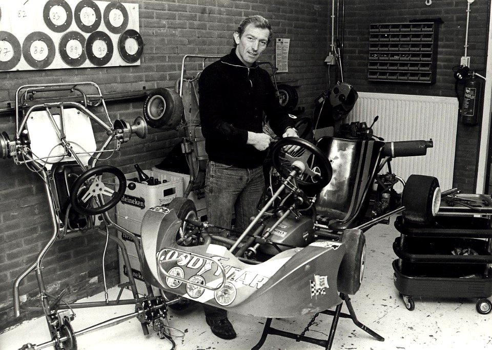 In een voormalige garage aan de Generaal de la Reijstraat nr. 15 is Hans Koelemeijer onlangs gestart met zijn Karting Centrum Haarlem. Aangekocht van fotograaf C. de Boer. - Negatiefnummer 2, NL-HlmNHA 54011486