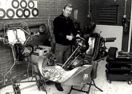 In een voormalige garage aan de Generaal de la Reijstraat nr. 15 is Hans Koelemeijer onlangs gestart met zijn Karting Centrum Haarlem. Aangekocht van fotograaf C. de Boer. - Negatiefnummer 2, NL-HlmNHA 54011486