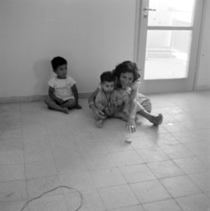 In een nieuwbouwwijk in Dimona Een vrouw met twee jonge kinderen, Bestanddeelnr 255-3571