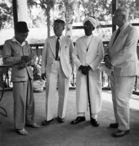 In een muziektent staan vier mannen vlnr Indonesische man met peci en Republik, Bestanddeelnr 15876