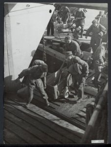 In Den Helder worden de ontwapende Duitse soldaten in LCT boten ingescheept voor, Bestanddeelnr 120-0934