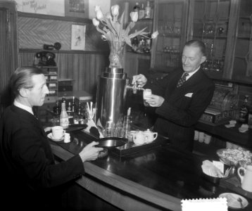 In een café, een biertje wordt getapt, Bestanddeelnr 904-9580