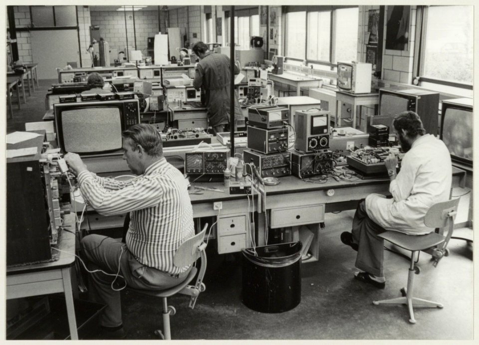 In de werkplaats van Philips Technisch Servicecentrum in de Waarderpolder, Jan van Krimpenweg 2, NL-HlmNHA 54013095