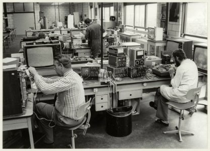 In de werkplaats van Philips Technisch Servicecentrum in de Waarderpolder, Jan van Krimpenweg 2, NL-HlmNHA 54013095
