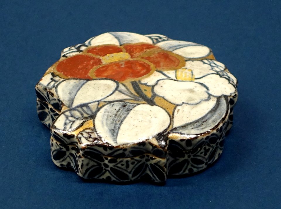 Incense container with camellia design, by Ogata Kenzan, Kenzan ware, Edo period, 1700s AD, ceramic, overglaze enamel - Tokyo National Museum - Ueno Park, Tokyo, Japan - DSC08849