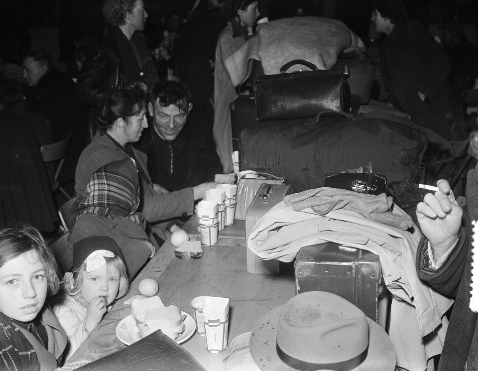 In Rotterdam in de Ahoy-hal arriveren de evacués bij honderden. Van Goeree kwame, Bestanddeelnr 905-5252