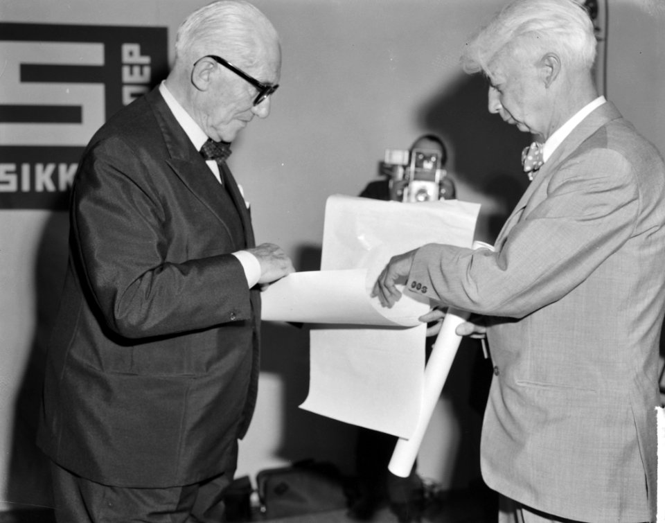 In Stedelijk Museum Sikkensprijzen uitgereikt, jhr Sandberg (rechts) reikt de S, Bestanddeelnr 916-9285