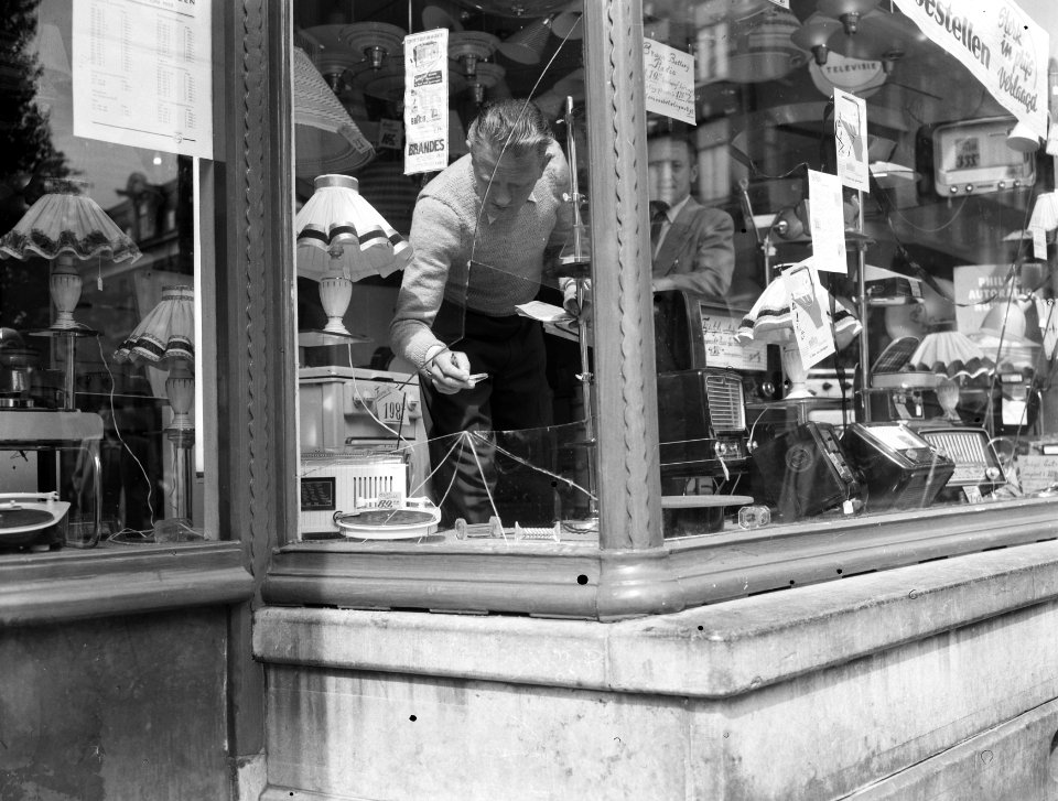 Inbraak winkel fa. Brandes , Sarphatiepark, buit 6 radio, Bestanddeelnr 907-1847