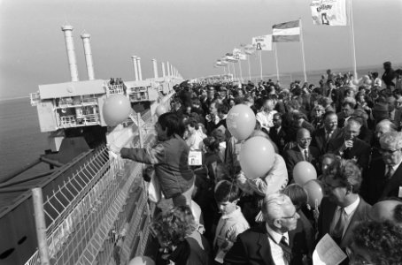 In gebruikstelling Oosterscheldedam in aanwezigheid vele gasten, waarmee Deltawe, Bestanddeelnr 933-7797
