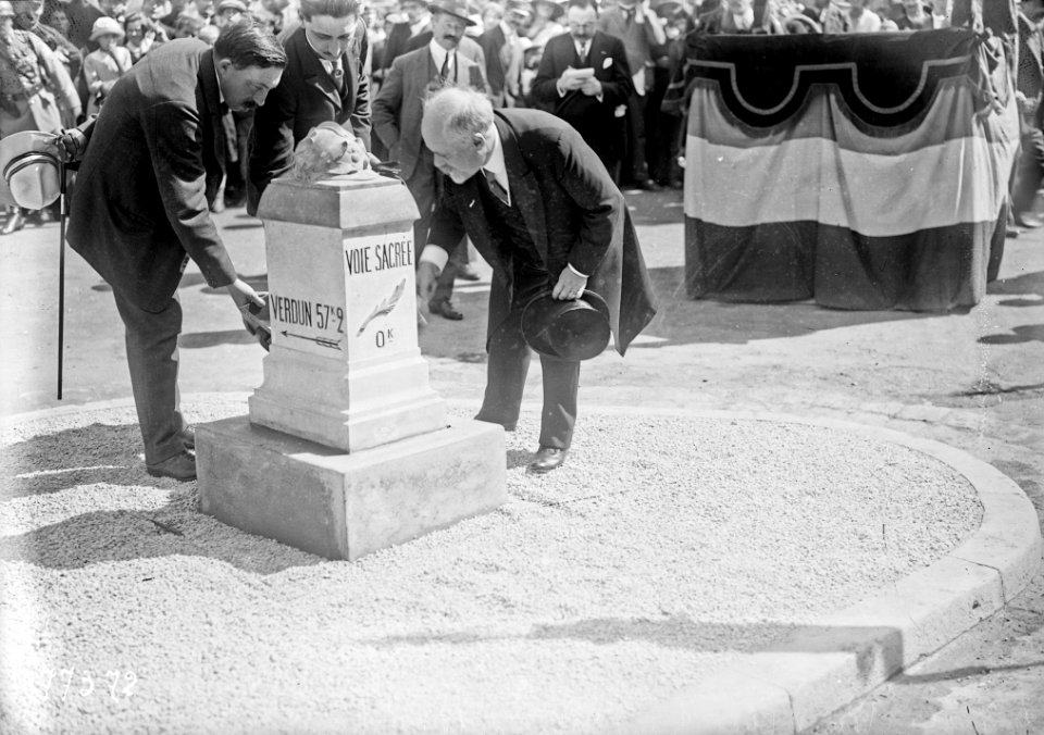 Inauguration de la Voie sacrée, 1ère borne scellée par M. Poincaré