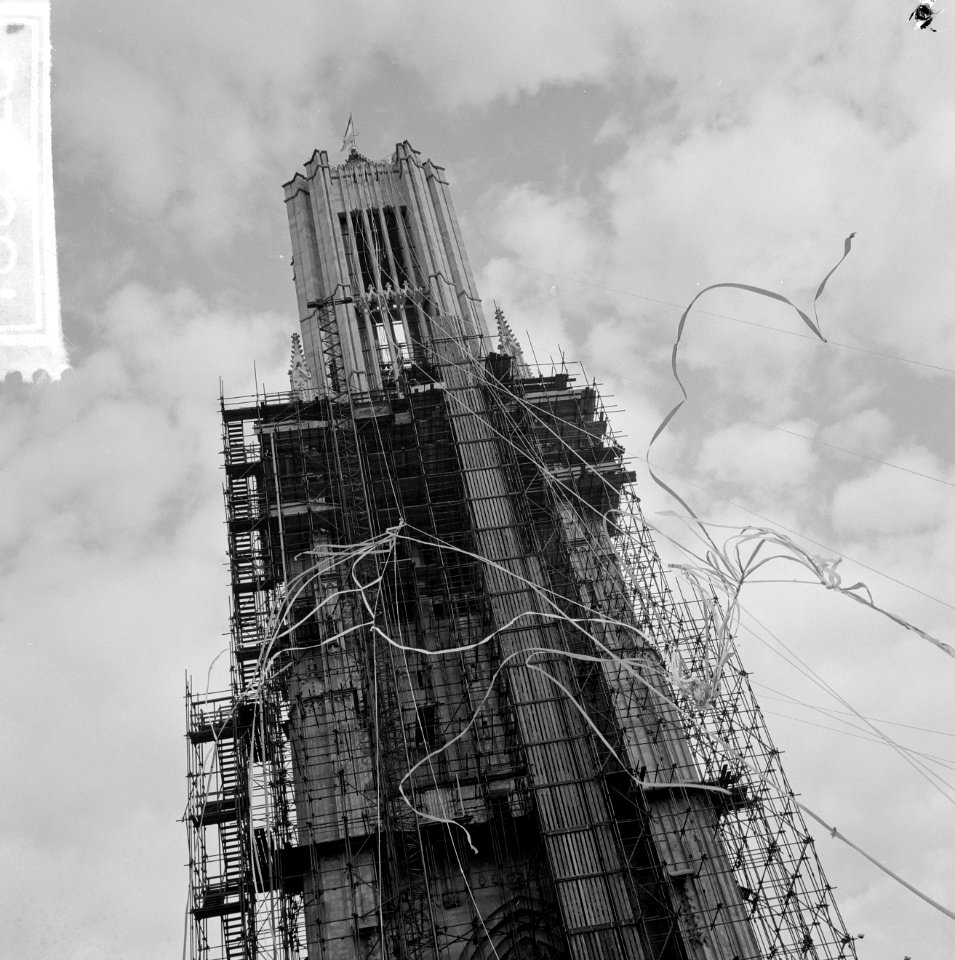 In gebruikneming Grote Toren van de St Eusebiuskerk Arnhem, kinderen met linten, Bestanddeelnr 916-8926