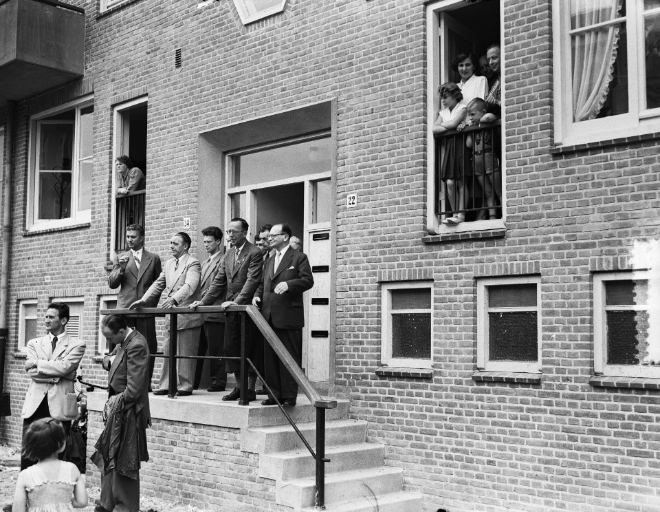 In gebruikneming 1000ste woning in Slotermeer door gezin van Leeuwen, Bestanddeelnr 905-8145