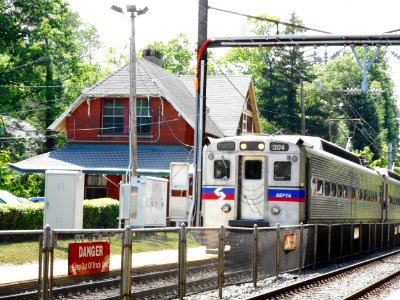 Inbound train stopping at Wallingford PA station photo